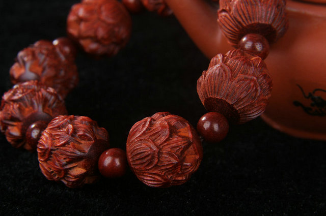 Lobular rosewood carving